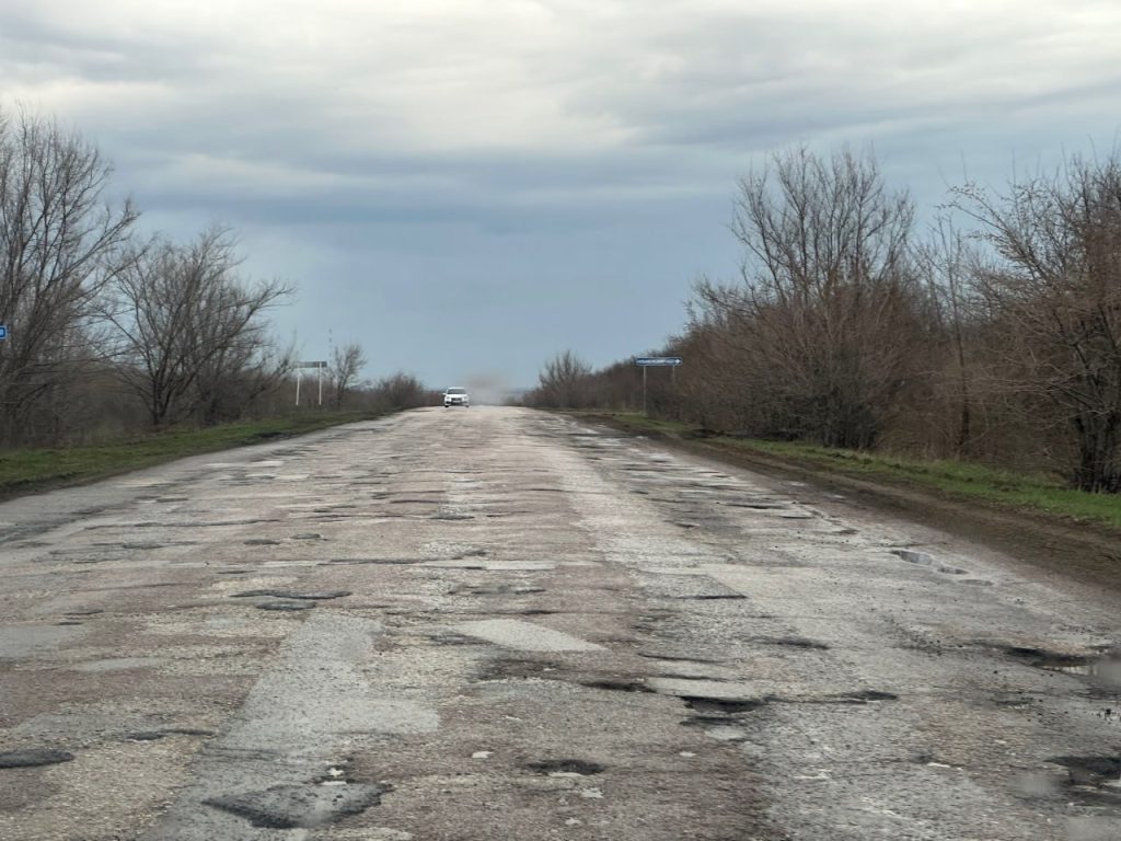 Жители Михайловки требуют ремонта разбитой дороги в сторону Отрадного