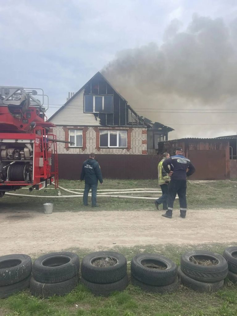 Пожар на улице Проселочной: жители дома №33 в опасности