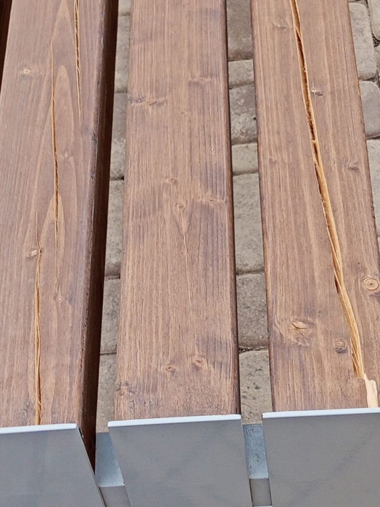 Новые скамейки в Михайловке пришли в негодность за полгода