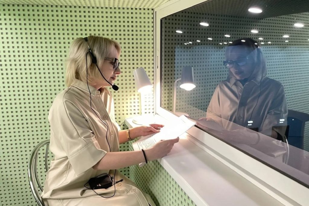 Волгоградский ТЮЗ начал показы спектаклей с тифлокомментированием для незрячих зрителей